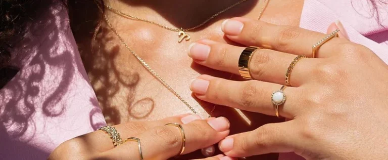 Minimalistischer und moderner Schmuck für Frauen – Trends und Inspirationen