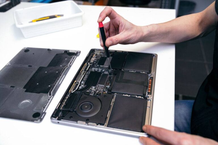 MacBook Reparatur bei Displaybruch, Akku- und Logicboard-Schäden